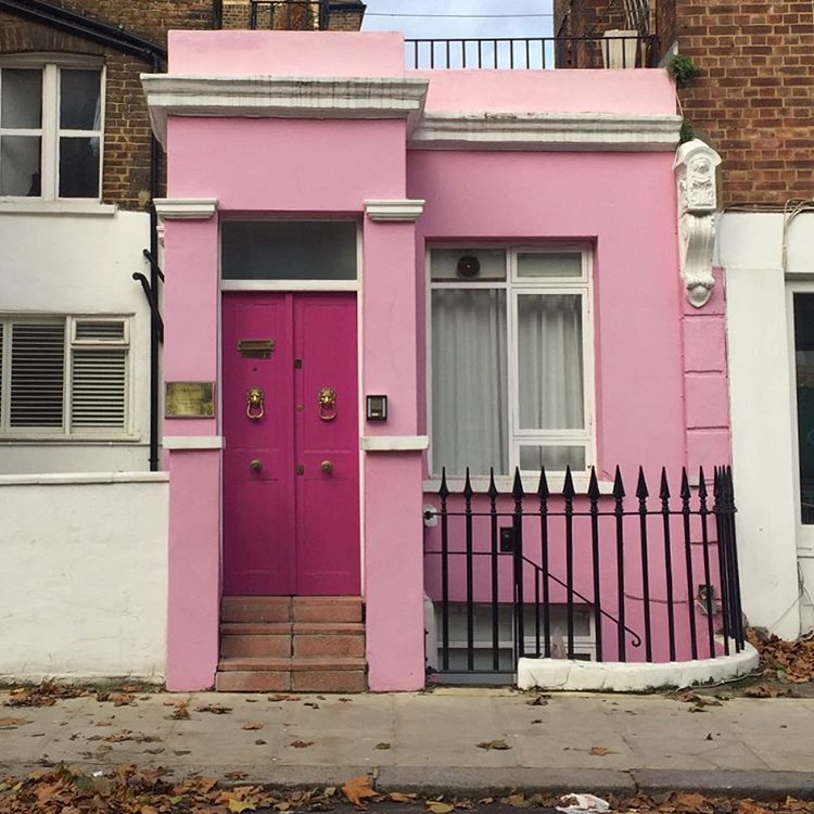 There is something about pink doors in Notting Hill community. #floresemnottinghill #nottinghill  #thisislondon #ilovelondon #lovegreatbritain #londres #london #beautiful #BALondonCitySecrets #MySecretLondon #prettycitylondon #prettylittlelondon #pinkdoor