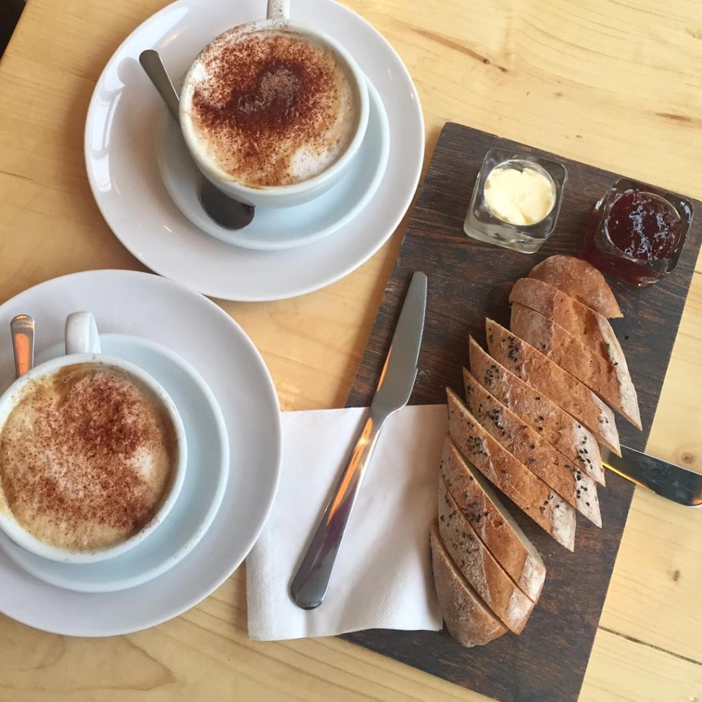 Bom dia!! Conhecendo um cafezinho novo em Notting Hill. Good Morning! Trying a new cute cafe in Notting Hill. #floresemnottinghill #nottinghill #coffee #prettycitylondon #prettylittlelondon #maybeLDNer #igerslondon #the_butter_bakery #coffeeandbread #londres #london #breakfast #toplondonrestaurants #coffeelover